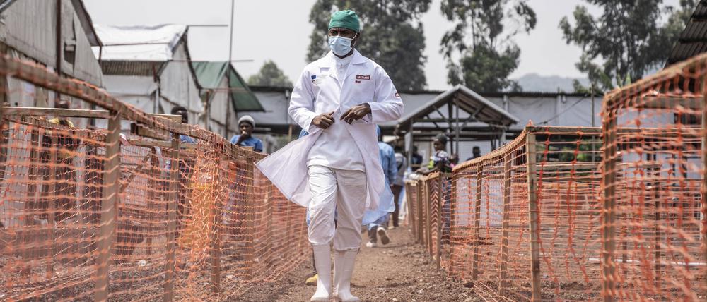 Ein Gesundheitshelfer in einem Mpox-Behandlungszentrum im Kongo