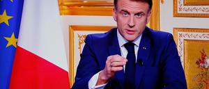 Der französische Präsident Emmanuel Macron wendet sich während einer Fernsehübertragung aus dem Elysee-Palast an die Nation.