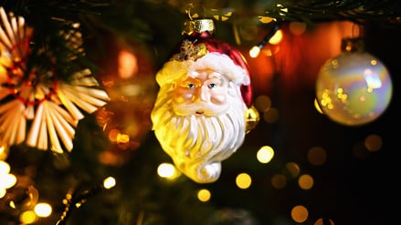 Der festlich geschmückte Weihnachtsbaum steht symbolisch für die gemütliche Besinnlichkeit zu Hause.