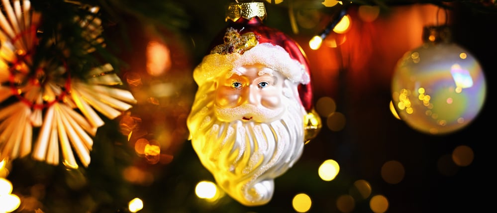 Der festlich geschmückte Weihnachtsbaum steht symbolisch für die gemütliche Besinnlichkeit zu Hause.