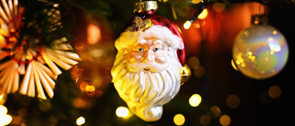 Der festlich geschmückte Weihnachtsbaum steht symbolisch für die gemütliche Besinnlichkeit zu Hause.