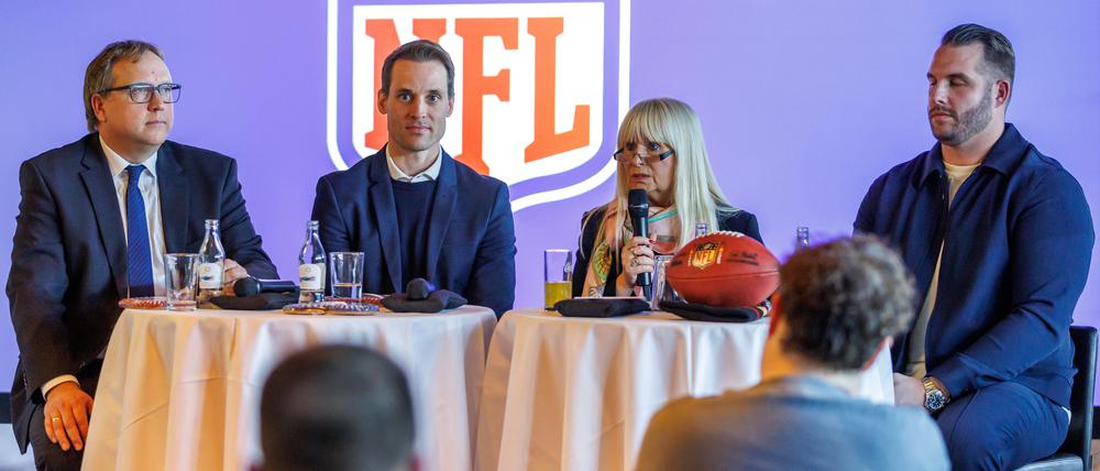 11.12.2024, Berlin: American Football: Profiliga NFL, Medienrunde mit Timo Rohwedder (l-r), Geschäftsführer der landeseigenen Olympiastadion Berlin GmbH, Alexander Steinforth, General Manager der NFL Deutschland, Innen- und Sportsenatorin Iris Spranger, und Björn Werner, ehemaliger deutscher American Football Spieler. Foto: Andreas Gora/dpa +++ dpa-Bildfunk +++