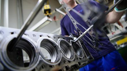 Baden-Württemberg, Dettingen an der Erms: Ein Mitarbeiter eines Autozulieferers kontrolliert die Produktion der Zylinderkopfdichtungen.