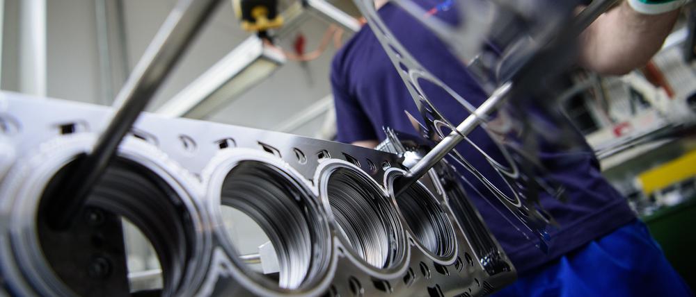 Baden-Württemberg, Dettingen an der Erms: Ein Mitarbeiter eines Autozulieferers kontrolliert die Produktion der Zylinderkopfdichtungen.