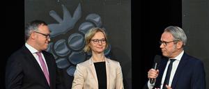 11.12.2024, Thüringen, Erfurt: Mario Voigt (l-r, CDU), Katja Wolf (BSW) und Georg Maier (SPD), die Vorsitzenden der drei Landesverbände vor der Unterzeichnung des Regierungsvertrages von CDU, BSW und SPD in der Erfurter Zentralheize. Der Regierungsvertrag von CDU, BSW und SPD steht unter dem Motto «Mut zur Verantwortung. Thüringen nach vorne bringen».