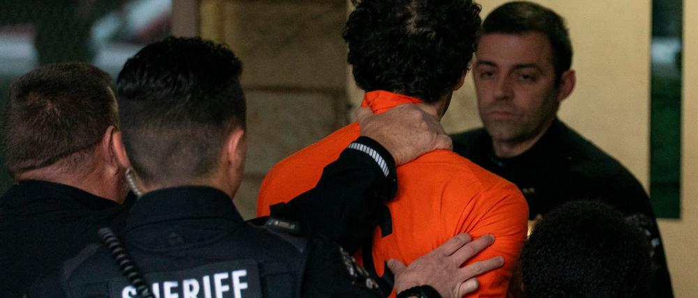 Luigi M. wird am Dienstag, 10. Dezember, in das Gerichtsgebäude von Blair County gebracht.