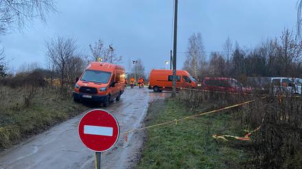 Die litauische Polizei sperrt die Straße, während Ermittler und Einsatzkräfte an der Absturzstelle arbeiten. In Litauen gehen die Ermittler davon aus, dass die Daten des Flugdatenschreibers und des Stimmenrekorders des abgestürzten Frachtflugzeugs aus Deutschland zeitnah ausgelesen werden können.