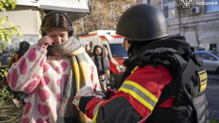 Auf diesem vom ukrainischen Katastrophenschutz zur Verfügung gestellten Foto versorgt ein Rettungshelfer eine Frau nach einem russischen Angriff auf ein Wohnviertel in Odesa, Ukraine, medizinisch.