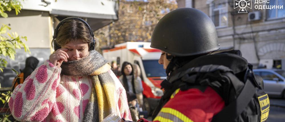 Auf diesem vom ukrainischen Katastrophenschutz zur Verfügung gestellten Foto versorgt ein Rettungshelfer eine Frau nach einem russischen Angriff auf ein Wohnviertel in Odesa, Ukraine, medizinisch.