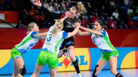 Die deutschen Handballerinnen um Annika Lott haben zum EM-Abschluss einen klaren Sieg gegen Slowenien gefeiert.