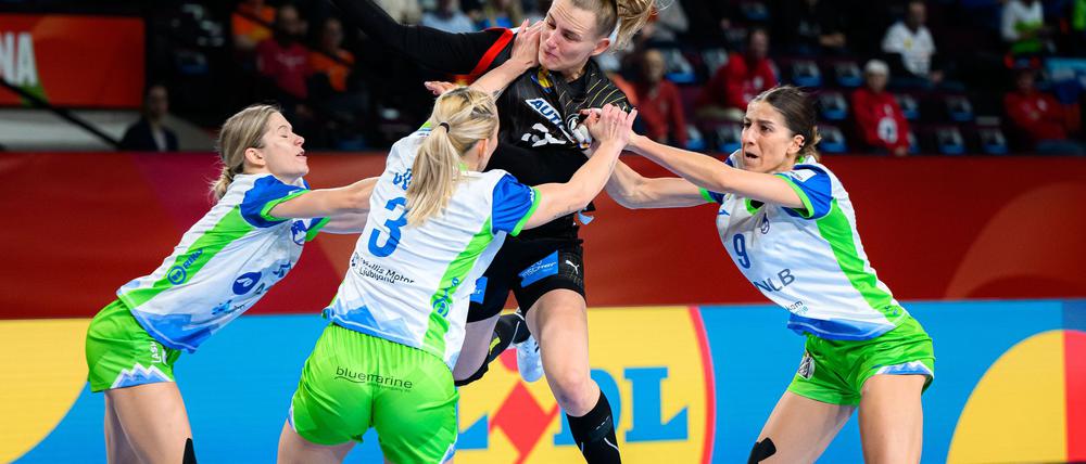 Die deutschen Handballerinnen um Annika Lott haben zum EM-Abschluss einen klaren Sieg gegen Slowenien gefeiert.