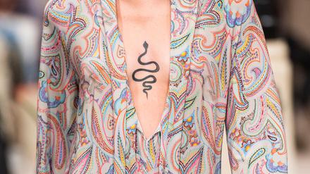 Auch auf Laufstegen sind manchmal Tattoos zu sehen. (Archivbild)