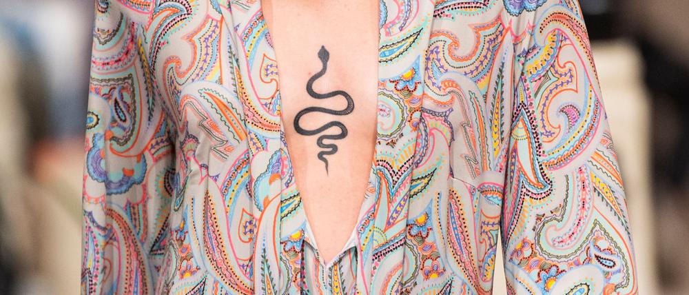 Auch auf Laufstegen sind manchmal Tattoos zu sehen. (Archivbild)