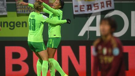 Wolfsburgs Sveindis Jonsdottir (r) jubelt mit Sarai Linder nach ihrem Tor zum 5:1.