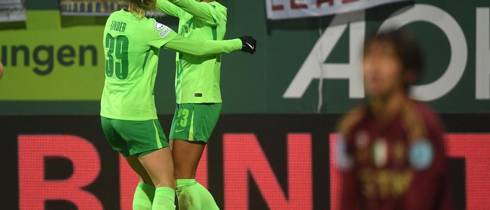 Wolfsburgs Sveindis Jonsdottir (r) jubelt mit Sarai Linder nach ihrem Tor zum 5:1.