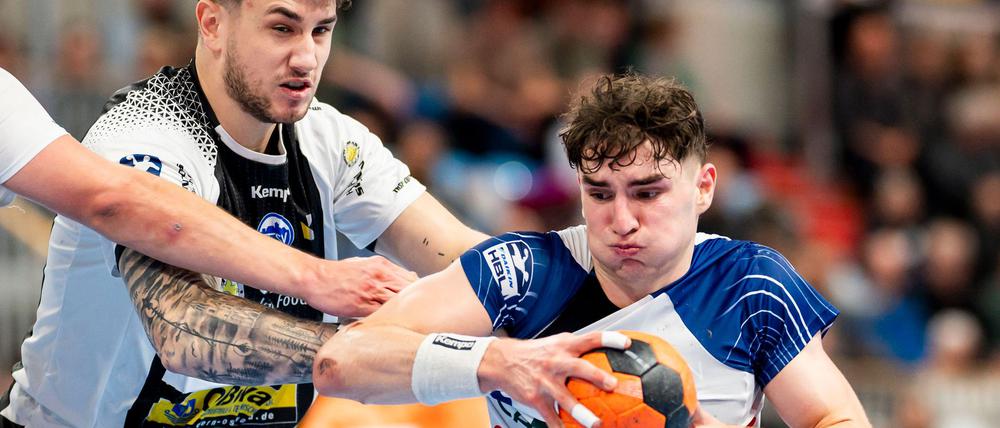 Potsdams Elias Kofler (r) im Duell mit Eisenachs Justin Kurch.