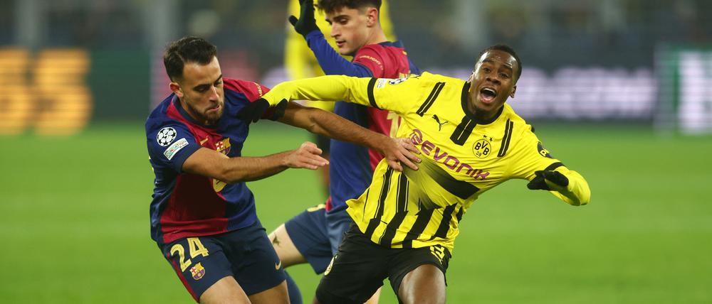 Soccer Football - Champions League - Borussia Dortmund v FC Barcelona - Signal Iduna Park, Dortmund, Germany - December 11, 2024
FC Barcelona's Eric Garcia in action with Borussia Dortmund's Jamie Bynoe-Gittens REUTERS/Leon Kuegeler