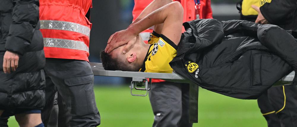 Nico Schlotterbeck verletzt sich kurz vor dem Abpfiff.