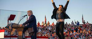 Elon Musk bei einem Wahlkampfauftritt von Donald Trump.