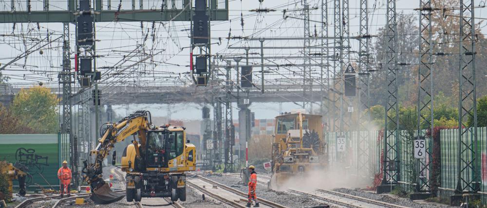 Nach fünf Monaten Bauzeit rollt ab Sonntag wieder der Zugverkehr über die Riedbahn. (Archivbild)