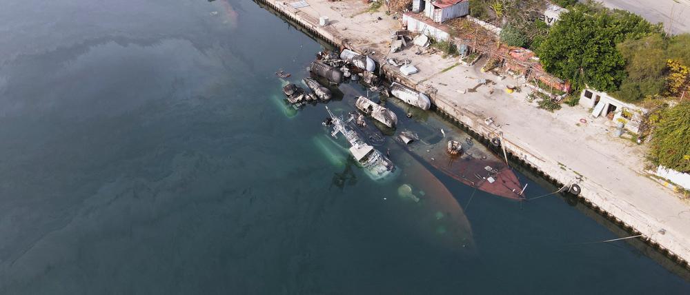 Eine Drohne zeigt Schäden am Hafen von Latakia, nachdem das israelische Militär nach eigenen Angaben syrische Verteidigungsanlagen angegriffen hat (Symbolbild)