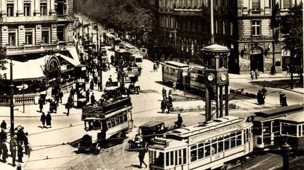Achteinhalb Meter hoch überragte der Verkehrsturm den Potsdamer Platz. Seine fünf Ampel, eine für jede einmündende Straße, wurden noch manuell geschaltet. 