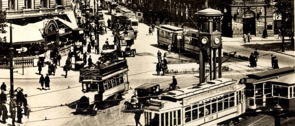Achteinhalb Meter hoch überragte der Verkehrsturm den Potsdamer Platz. Seine fünf Ampel, eine für jede einmündende Straße, wurden noch manuell geschaltet. 