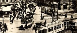 Achteinhalb Meter hoch überragte der Verkehrsturm den Potsdamer Platz. Seine fünf Ampel, eine für jede einmündende Straße, wurden noch manuell geschaltet. 
