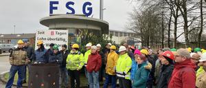 Schleswig-Holstein, Flensburg: Beschäftigte der Flensburger Schiffbau-Gesellschaft (FSG) demonstrieren vor dem Werftgelände. Erneut sind Gehälter für die knapp 500 Beschäftigten der Werften FSG und Nobiskrug in Rendsburg überfällig. 