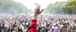 Seit 1. April darf man legal kiffen: Hier bei der 4/20-Parade am 20. April am Brandenburger Tor.