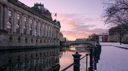 Weiße Weihnachten am Bode-Museum in Berlin.