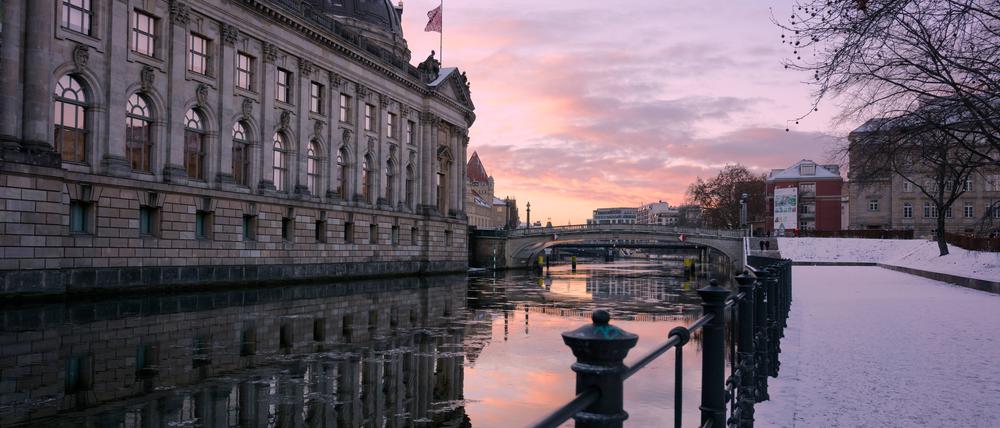 Weiße Weihnachten am Bode-Museum in Berlin.