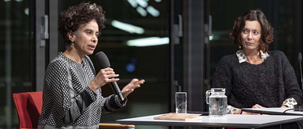 Adania Shibli und Eva Menasse in der Akademie der Künste Berlin.