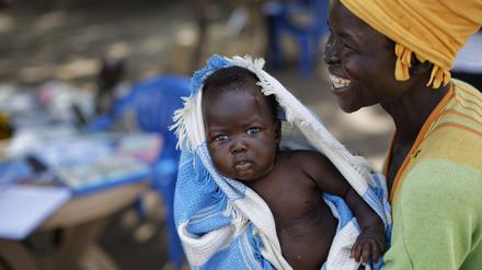 Eine Frau aus dem Südsudan in Uganda, während sie darauf wartet, dass ihre kleine Tochter in einer Klinik des Internationalen Rescue Committees untersucht werden kann (Archivbild, Juni 2017).