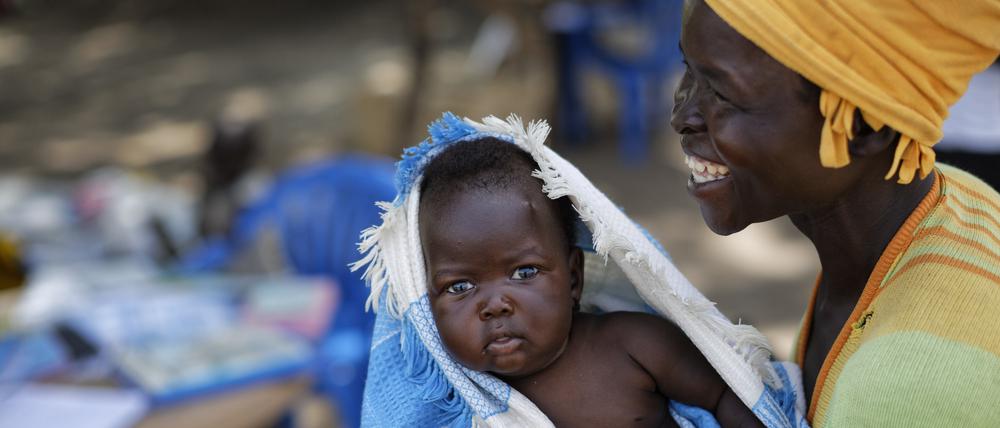 Eine Frau aus dem Südsudan in Uganda, während sie darauf wartet, dass ihre kleine Tochter in einer Klinik des Internationalen Rescue Committees untersucht werden kann (Archivbild, Juni 2017).