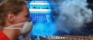 Mit Hilfe von Bühnennebel wird vor den Probanden eines Großversuchs der Universitätsmedizin Halle/Saale in der Arena Leipzig die Ausbreitung von Aerosolen in der Luft simuliert.