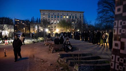 Menschen stehen Schlange vor dem Berghain in Berlin.