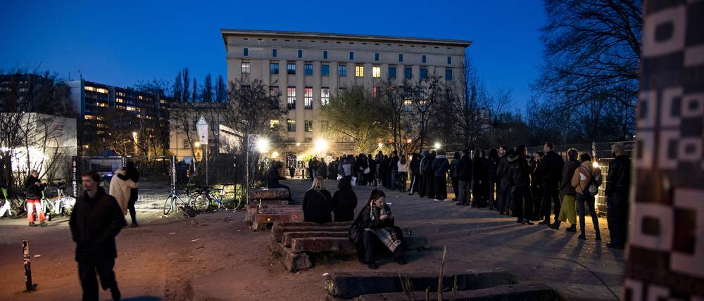 Menschen stehen Schlange vor dem Berghain in Berlin.
