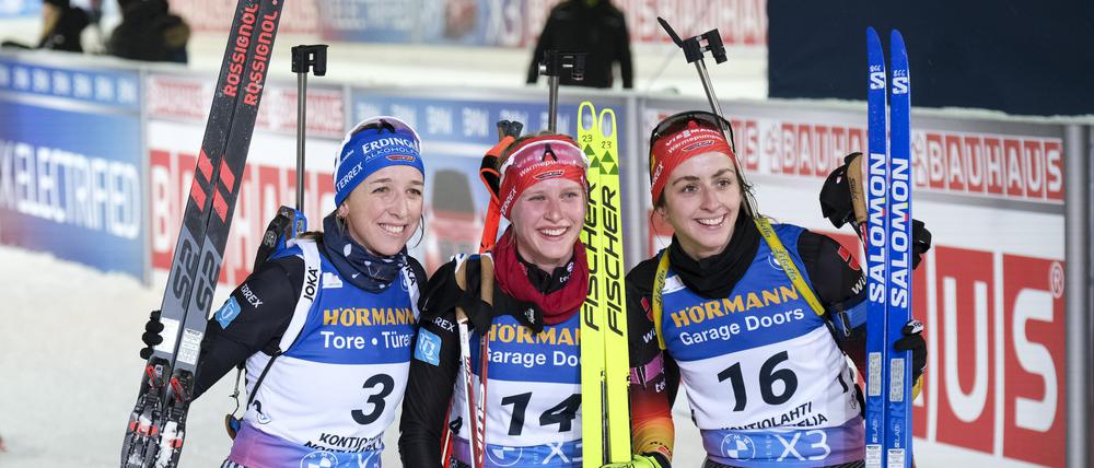Gruppenbild. Franziska Preuß (links nach rechts), Julia Tannheimer und Vanessa Voigt aus Deutschland stehen nach einem Rennen zusammen.