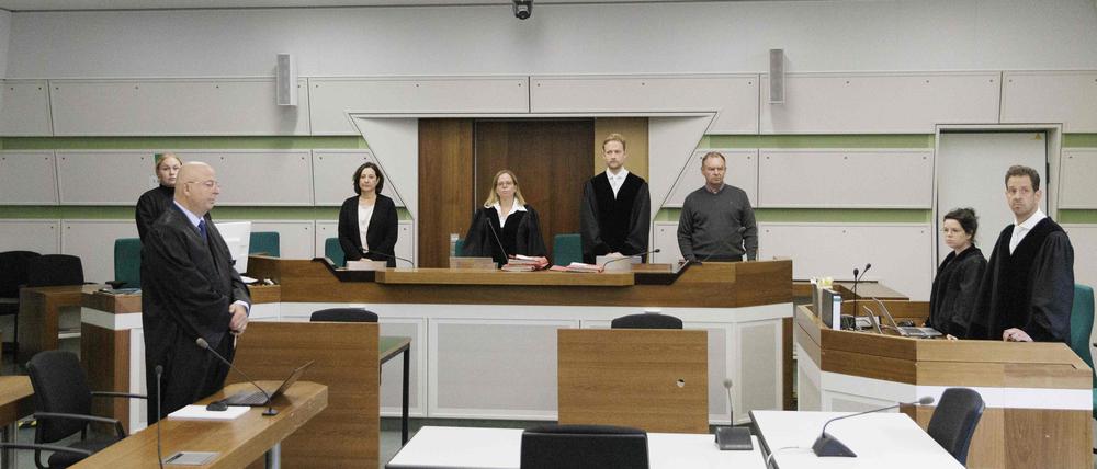 Die Vorsitzende Richterin Susann Wettley (M) im Beginn Berufungsprozess nach einer Serie rechtsextremer Straftaten.