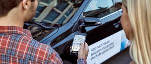 Uber betreibt eine digitale Plattform, über die Nutzer Fahrten mit Mietfahrzeugen oder Taxis buchen können.