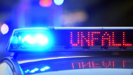 Polizeiauto mit Blaulicht sichert Unfallstelle ab (Symbolbild)