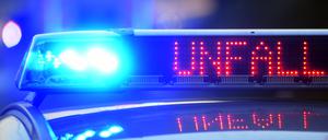 Polizeiauto mit Blaulicht sichert Unfallstelle ab (Symbolbild)