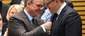 Bodo-Ramelow (Die Linke) und Mario Voigt (CDU) im Thüringer Landtag. Bodo Ramelow ist ehemaliger Ministerpräsident Thüringens und gratuliert dem neu gewählten Ministerpräsident des Landes, Mario Voigt.