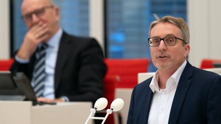 Björn Lüttmann (r., SPD) spricht während einer Sondersitzung des Brandenburger Landtages. Hinter ihm sitzt Dietmar Woidke (l., SPD), Ministerpräsident von Brandenburg.