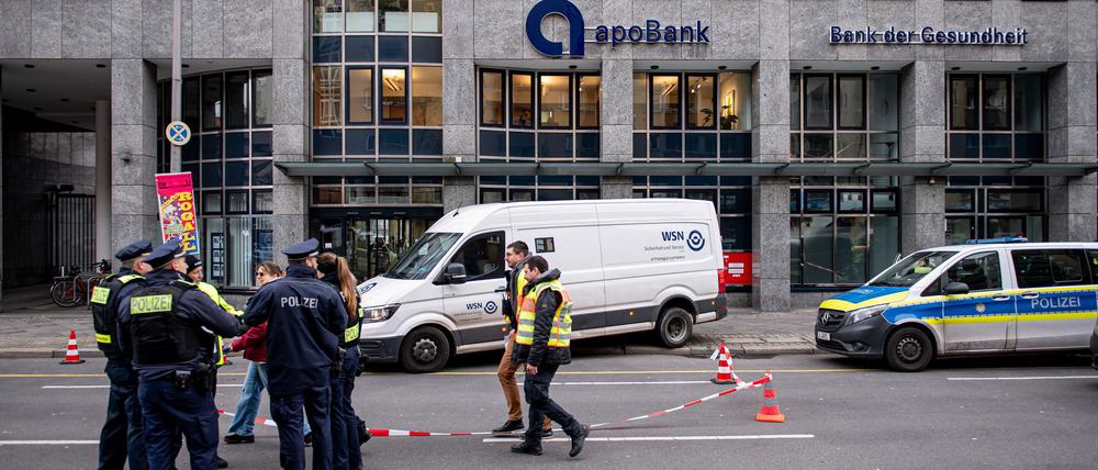 Die Räuber überfielen am Mittwochvormittag eine Bank und einen Geldtransporter in der Kantstraße.