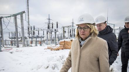 Entwicklungsministerin Svenja Schulze besucht ein Umspannwerk im Norden Landes.