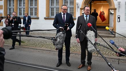 Der neu gewählte Ministerpräsident Mario Voigt (CDU, l) und der frühere Ministerpräsident Bodo Ramelow (Die Linke) sprechen vor der Staatskanzlei die mit Journalisten. +++ 