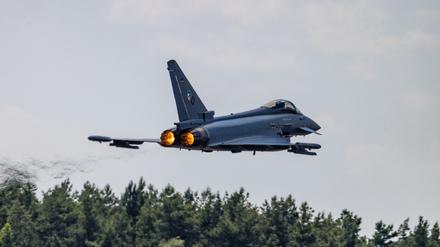 Ein Eurofighter startet am Fliegerhorst Holzdorf. Hier soll auch das Raketenabwehrsystem Arrow-3 stationiert werden.