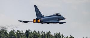 Ein Eurofighter startet am Fliegerhorst Holzdorf. Dort soll auch das Raketenabwehrsystem Arrow-3 stationiert werden.